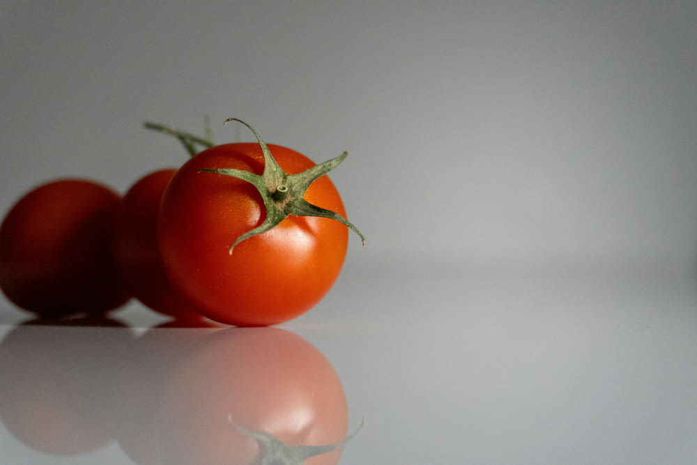 ein paar Tomaten auf einem Tisch