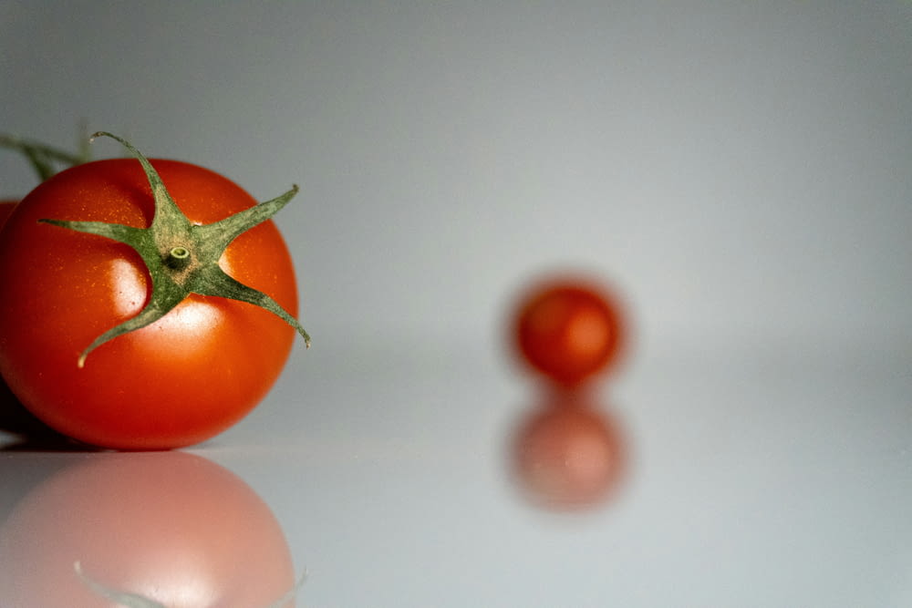 Eine Nahaufnahme von zwei Tomaten auf einem Tisch