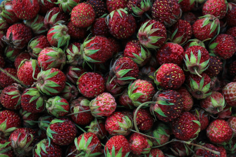 a pile of ripe strawberries sitting on top of each other