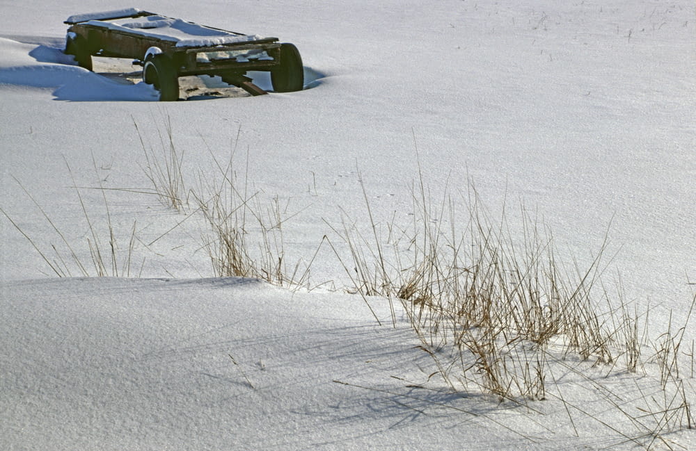 Ein LKW parkt auf einem verschneiten Feld