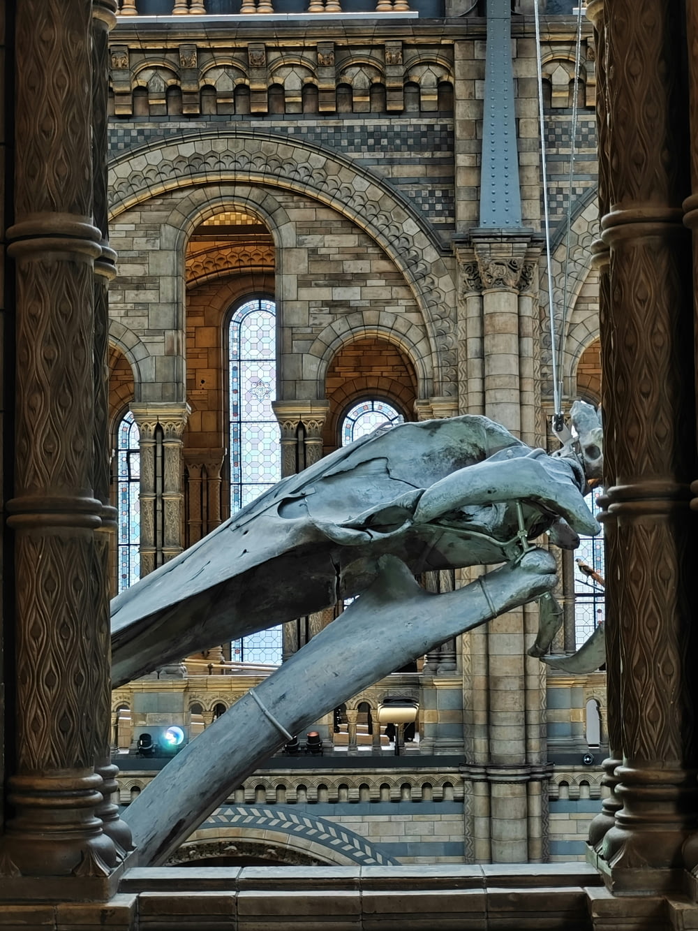 uma estátua de um dragão em um grande edifício