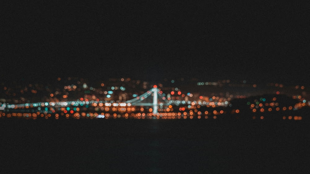 una foto sfocata di un ponte di notte