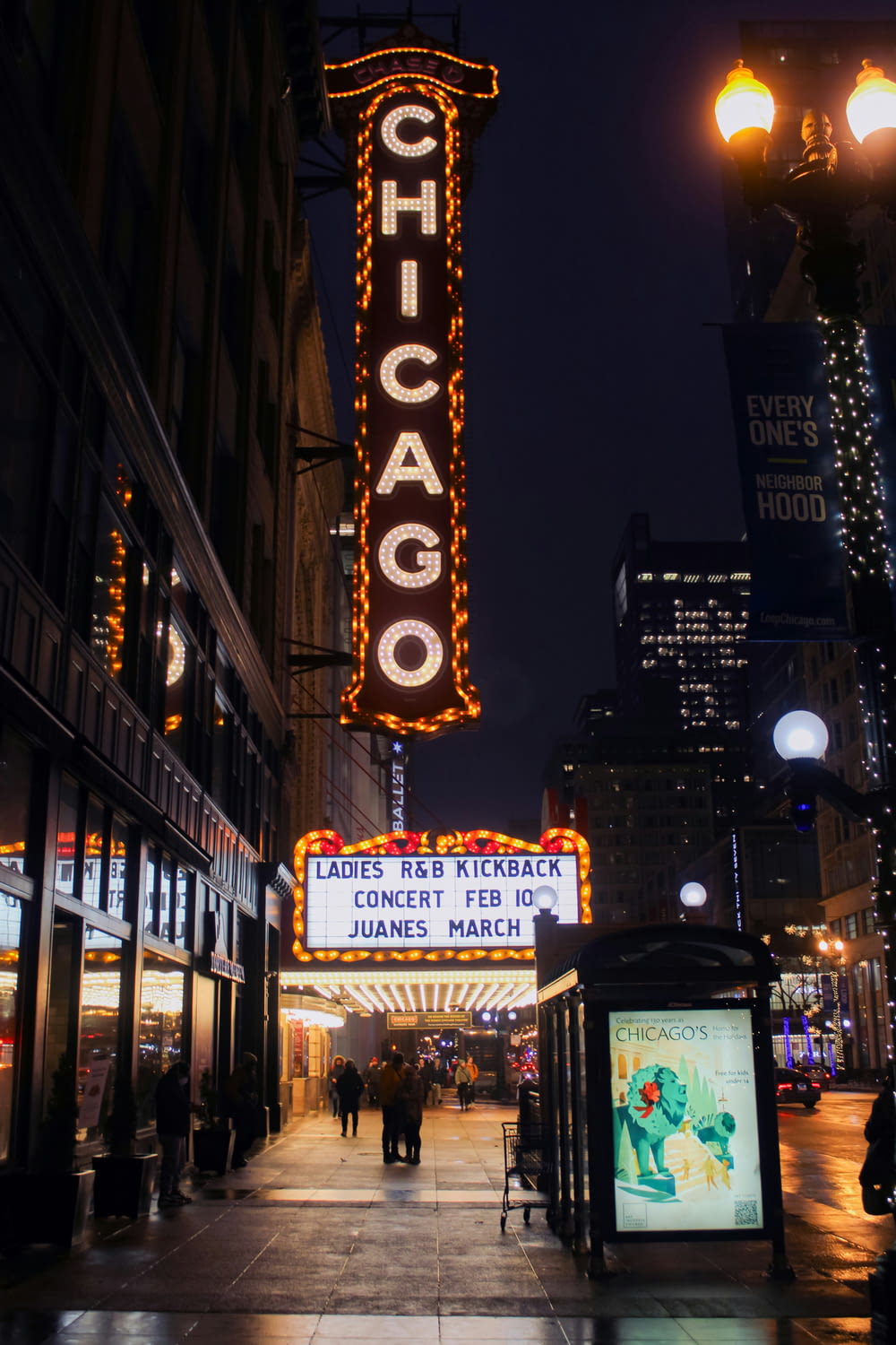 the chicago theater marquee is lit up at night