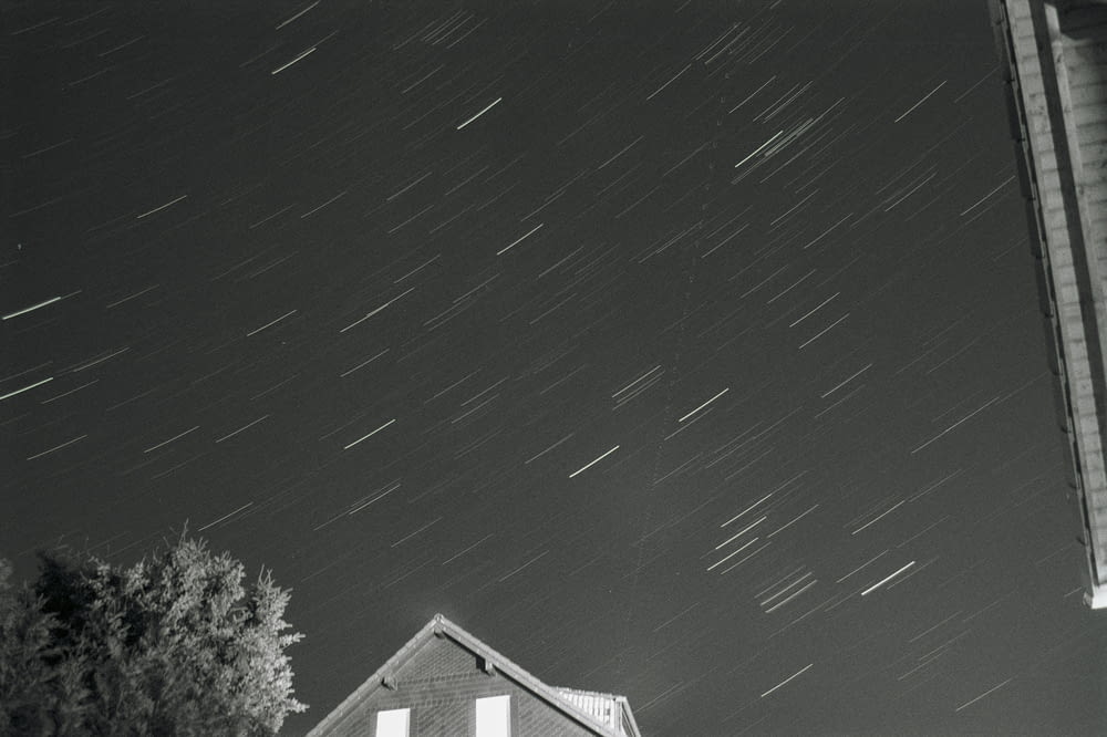 Uma foto em preto e branco do céu noturno