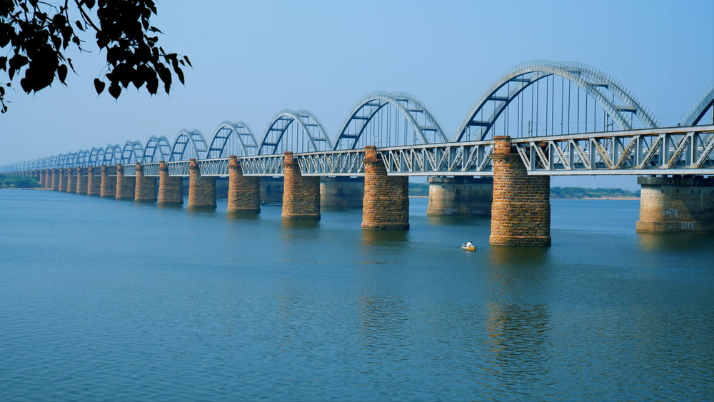 uma longa ponte sobre uma grande massa de água
