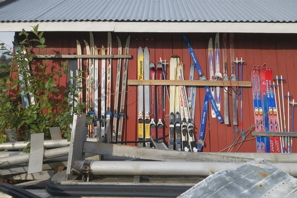 a bunch of skis that are on a rack