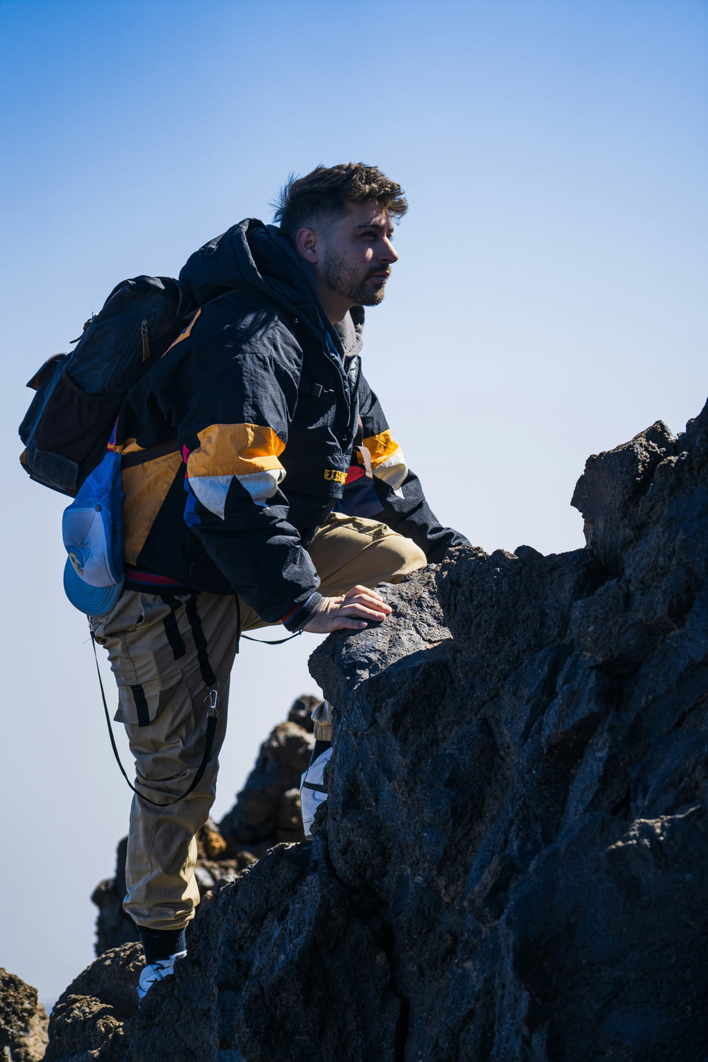 Un hombre con una mochila subiendo una montaña