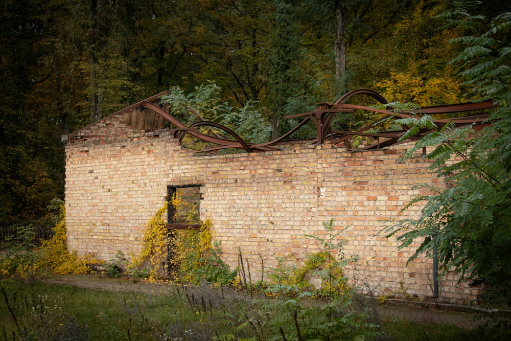 an old brick building with vines growing on it