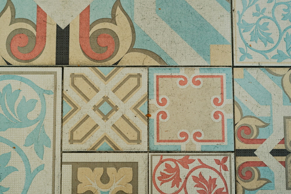 um close up de uma parede de azulejos com diferentes desenhos