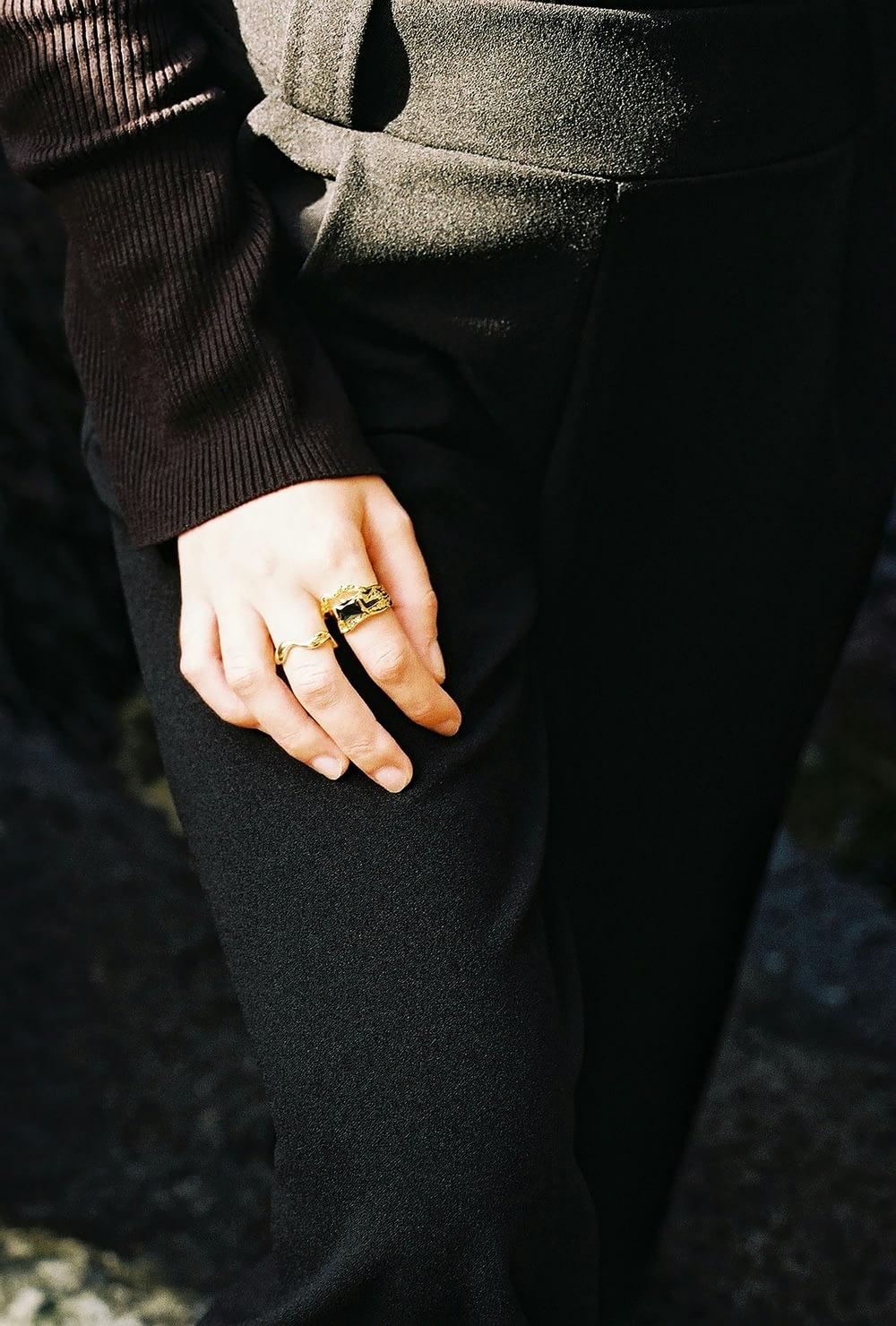 une main de femme avec un anneau dessus