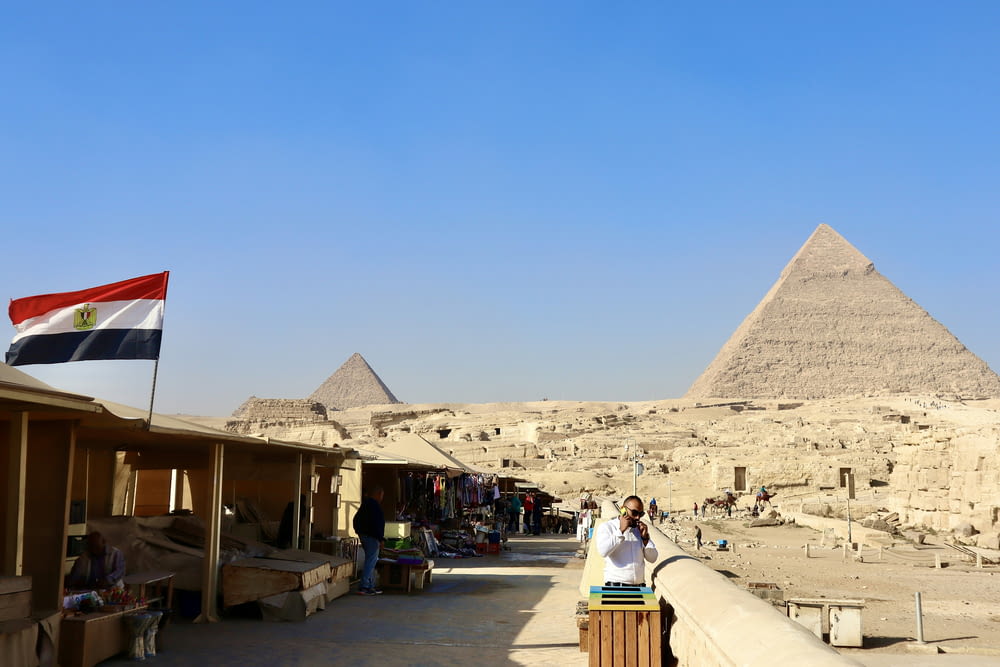 이집트에서 피라미드 사진을 찍는 여성