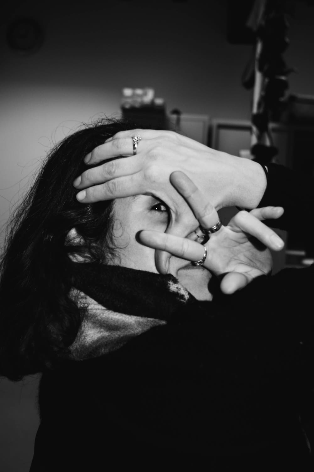 Una foto en blanco y negro de una mujer con las manos en la cara