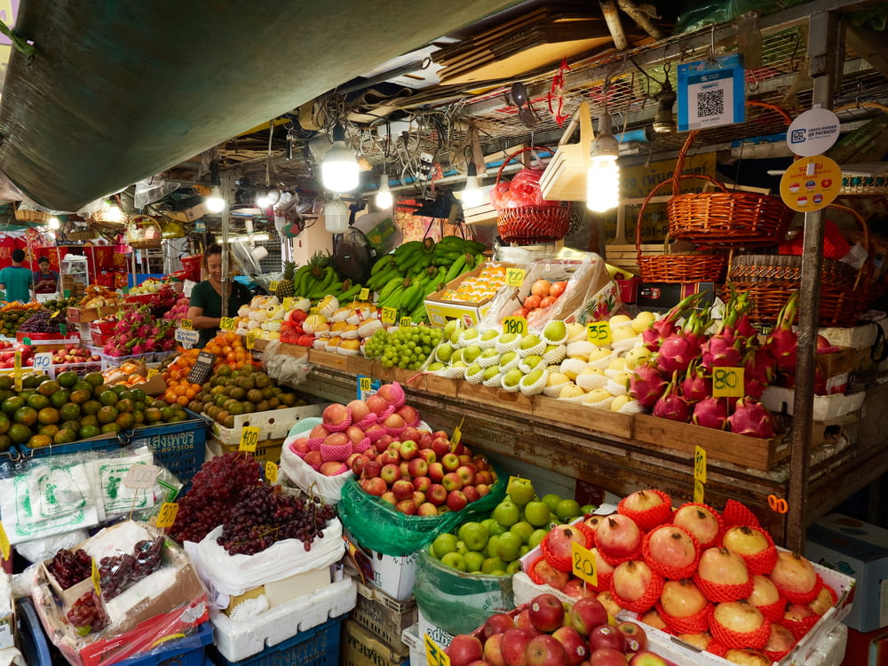 Ein Markt mit viel Obst und Gemüse