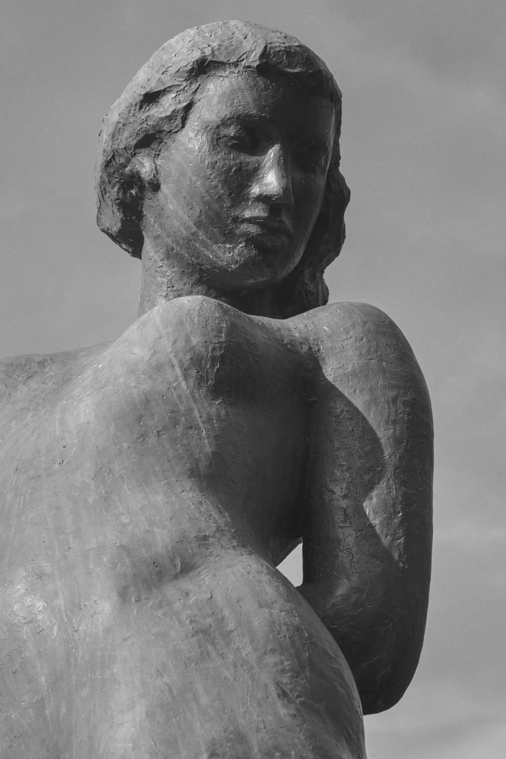 une photo en noir et blanc d’une statue de femme