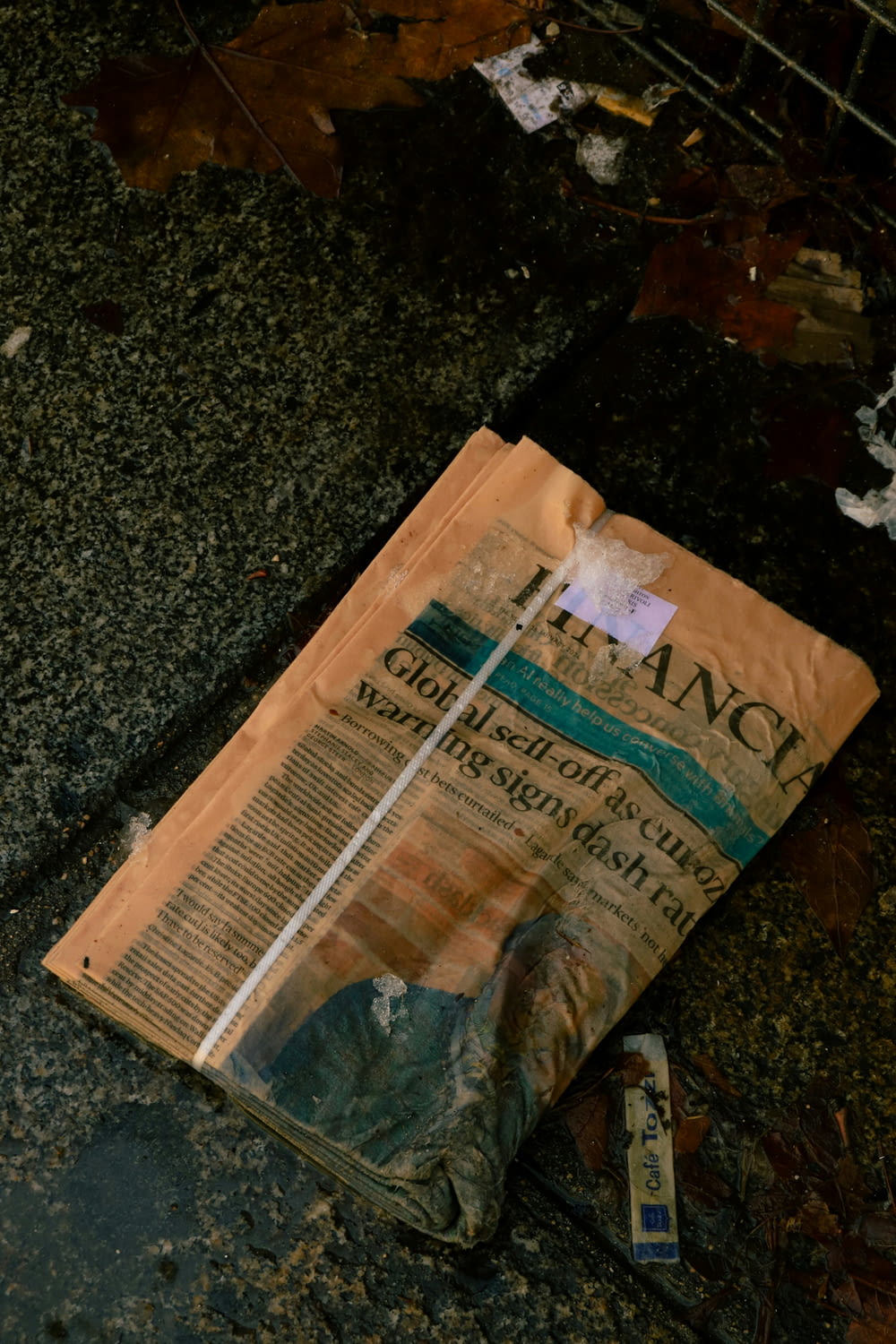 un vecchio giornale steso a terra
