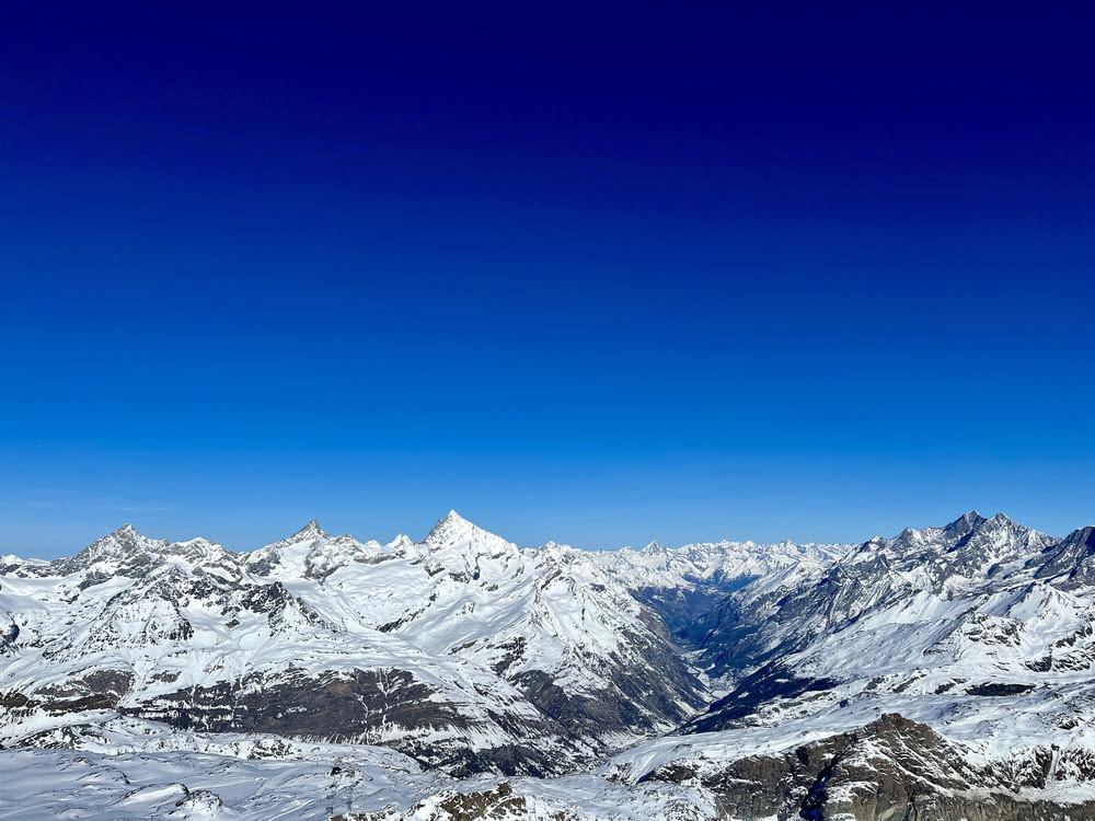 Una vista de una cadena montañosa con nieve