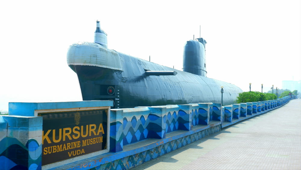 un grande sottomarino seduto in cima a un ponte