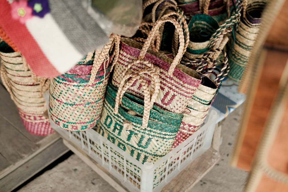 um close up de uma cesta cheia de sacos