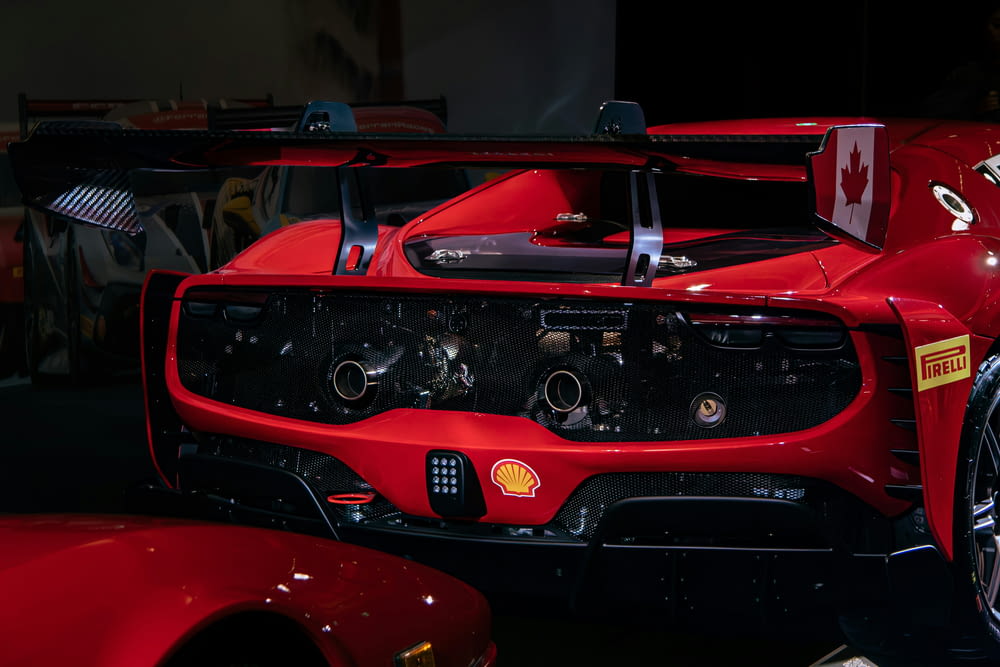 Gros plan d’une voiture de sport rouge exposée