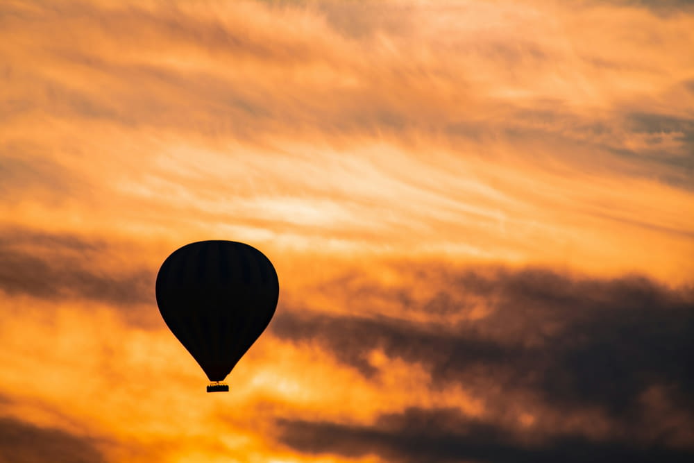 um balão de ar quente voando através de um céu nublado