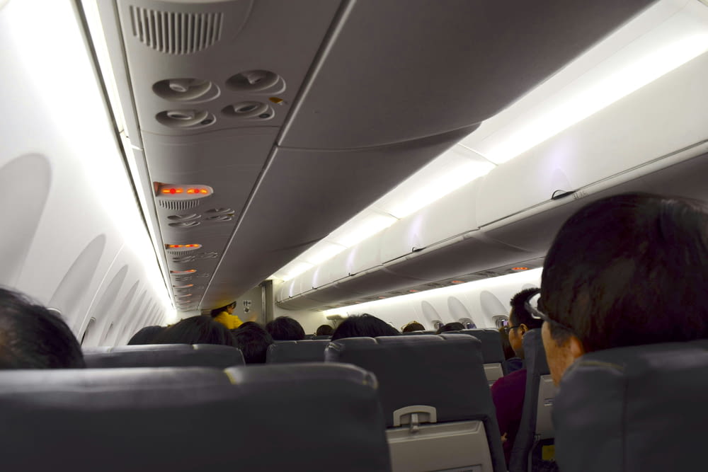 um grupo de pessoas sentadas em um avião