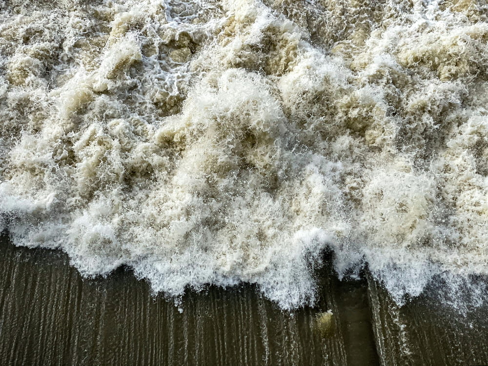 una pila de espuma blanca sobre un suelo de madera