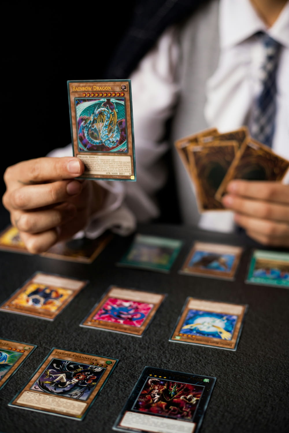 un hombre sosteniendo una baraja de cartas en sus manos