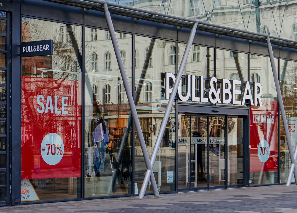 a store front with a sign that says pull & bear