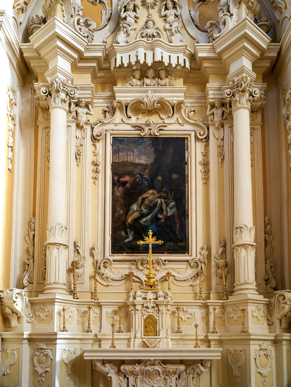 un dipinto sul muro di una chiesa