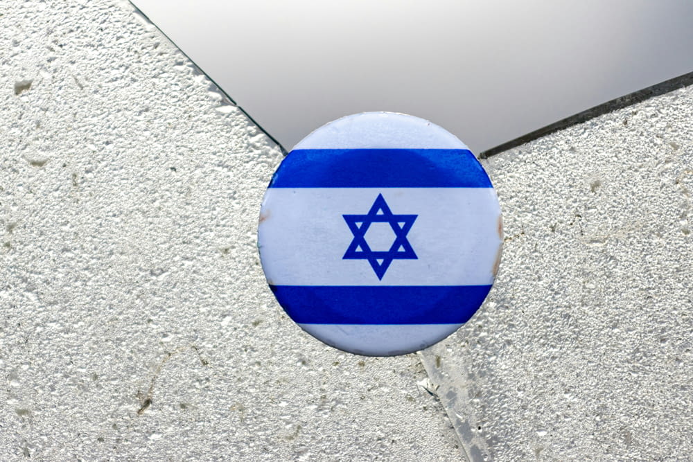 a button with the flag of israel on it