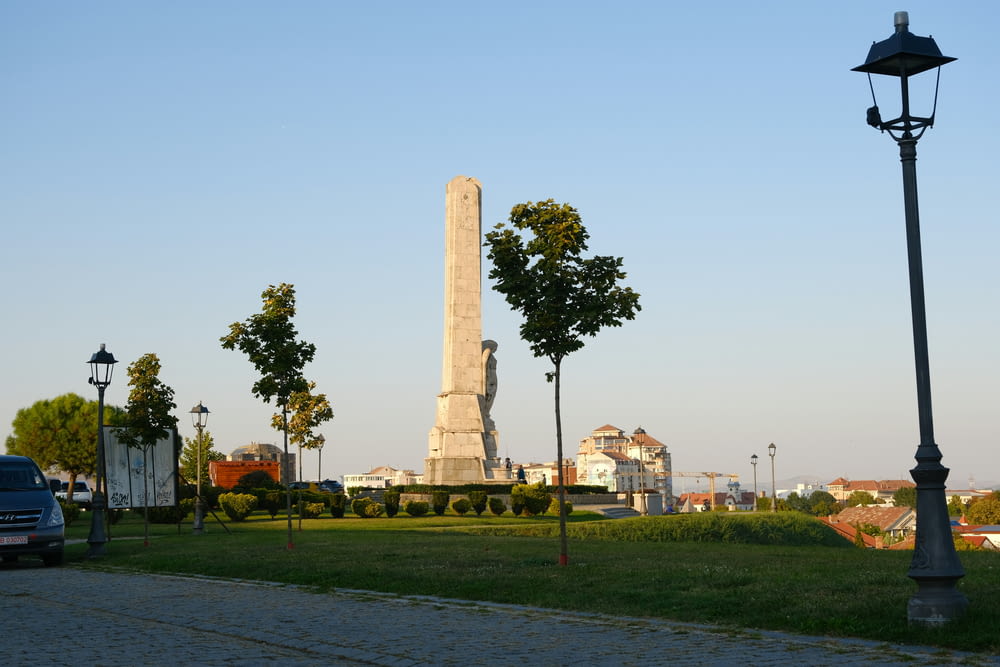 um grande monumento no meio de um parque