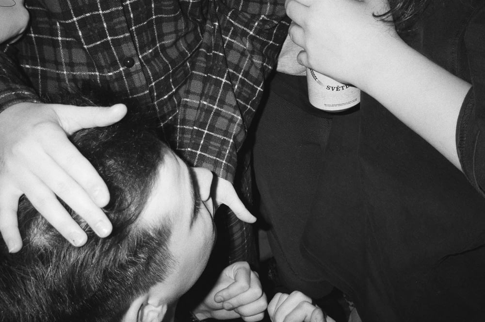 une photo en noir et blanc d’un homme qui se fait couper les cheveux