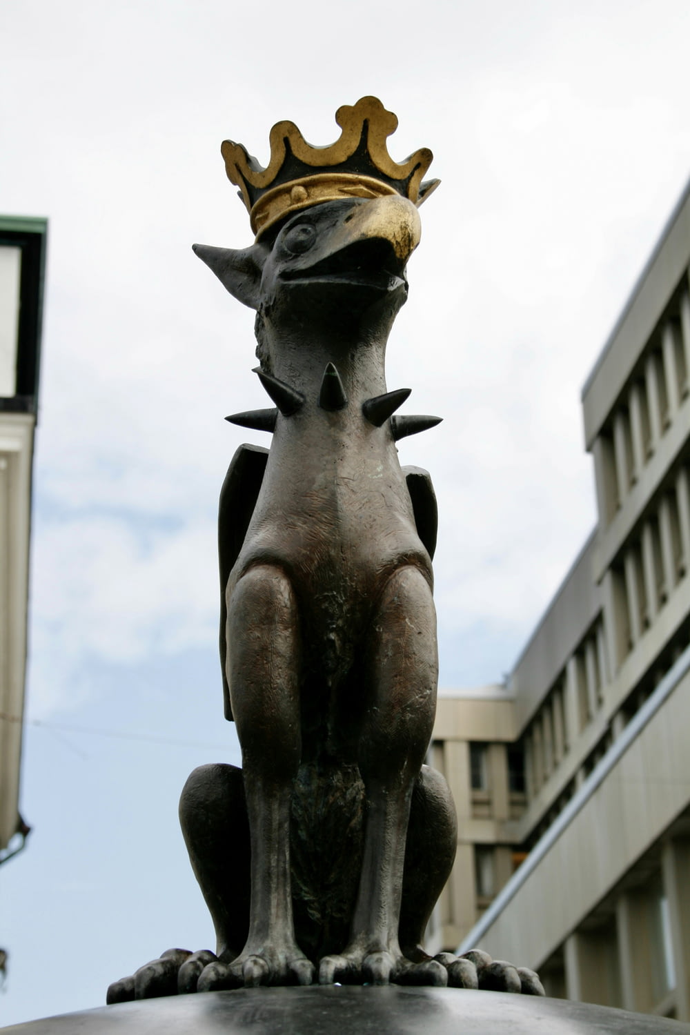 eine Statue eines Hundes mit einer Krone auf dem Kopf