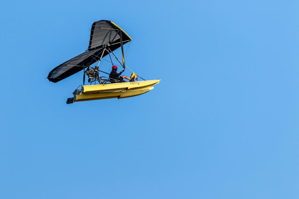 Un uomo sta pilotando un piccolo aereo nel cielo