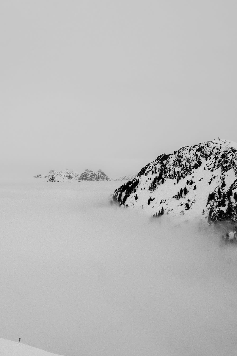 Ein Schwarz-Weiß-Foto eines schneebedeckten Berges