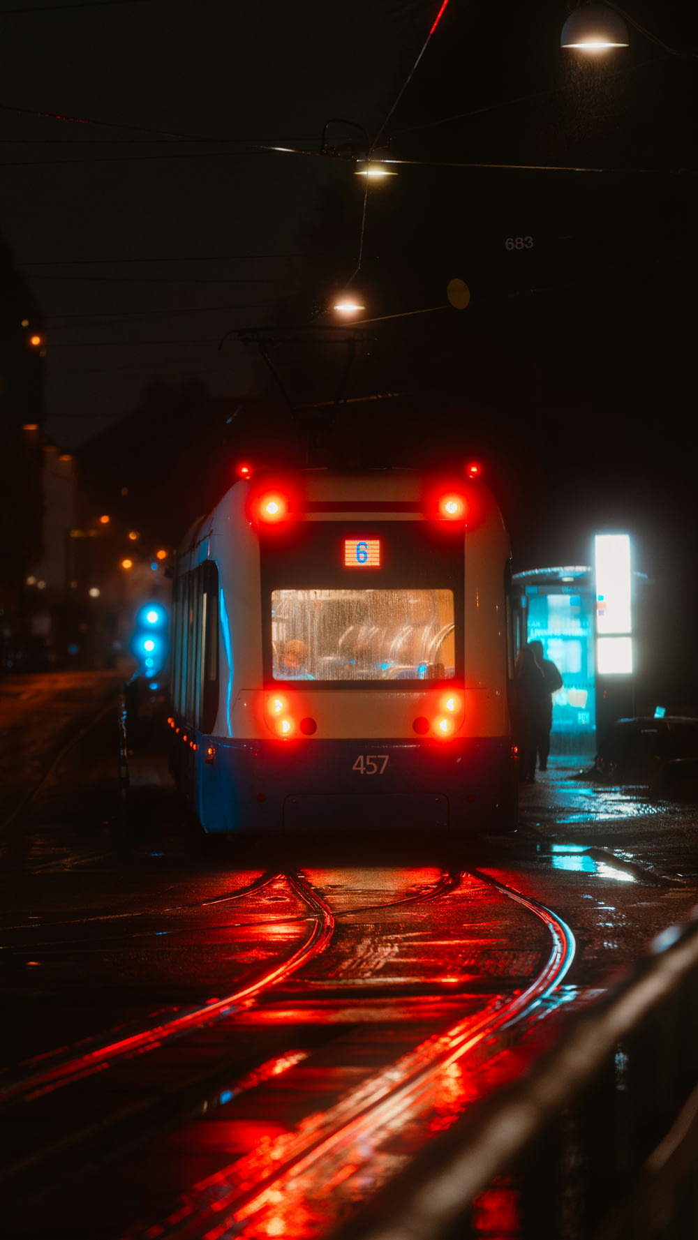 un bus de ville roulant dans une rue la nuit