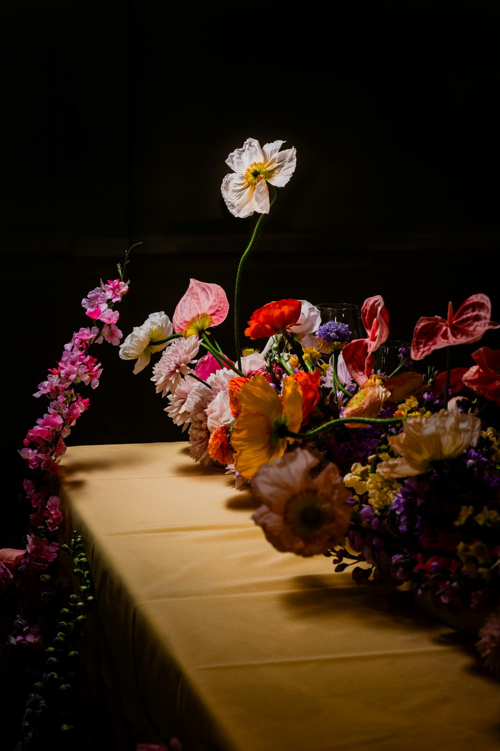 테이블 위에 앉아있는 꽃 한 다발