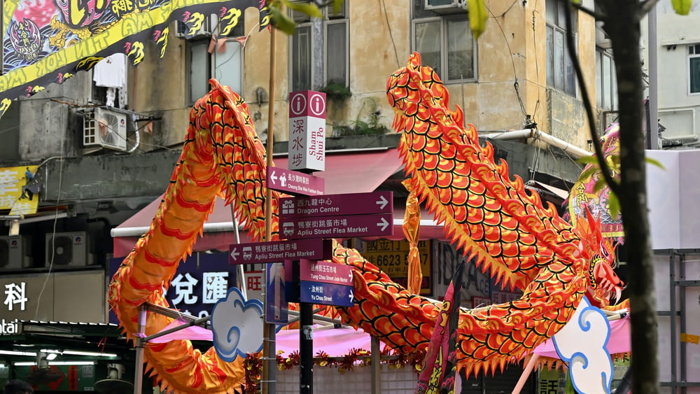 uma estátua do dragão no lado de uma rua