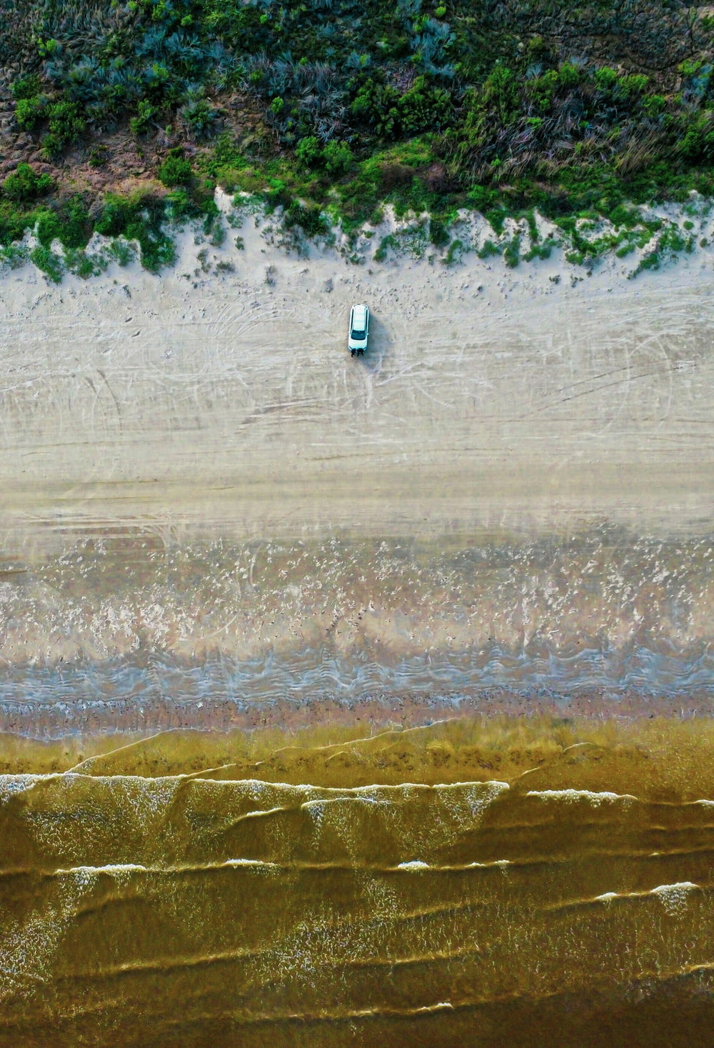 Una veduta aerea di una spiaggia con una barca in acqua