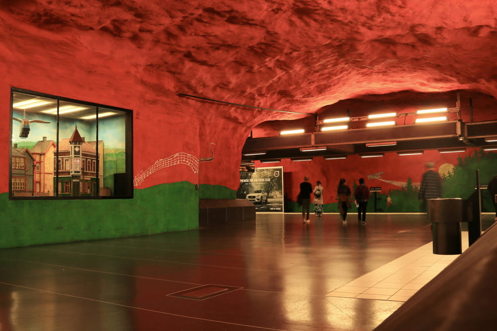 빨간색과 초록색 터널을 걷고 있는 한 무리의 사람들