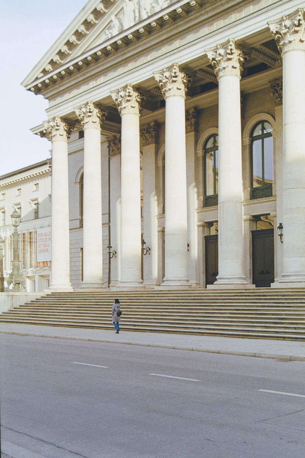 uma pessoa em frente a um grande edifício