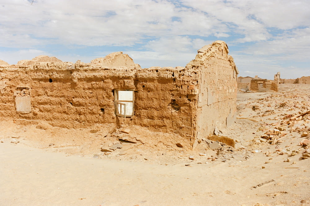 사막 한가운데에 있는 건물