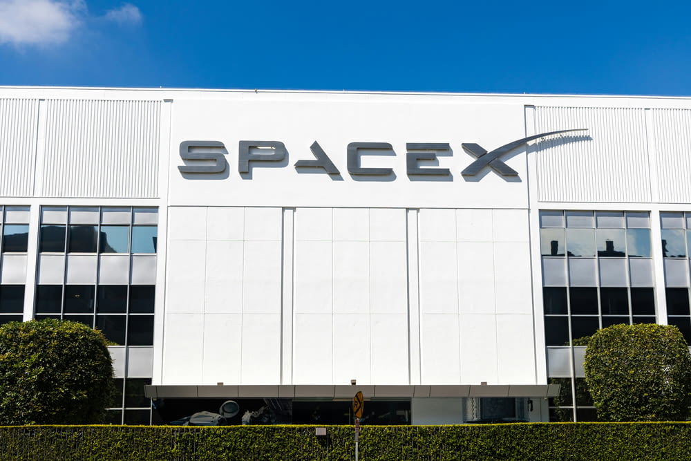 Un bâtiment avec un panneau indiquant SpaceX dessus