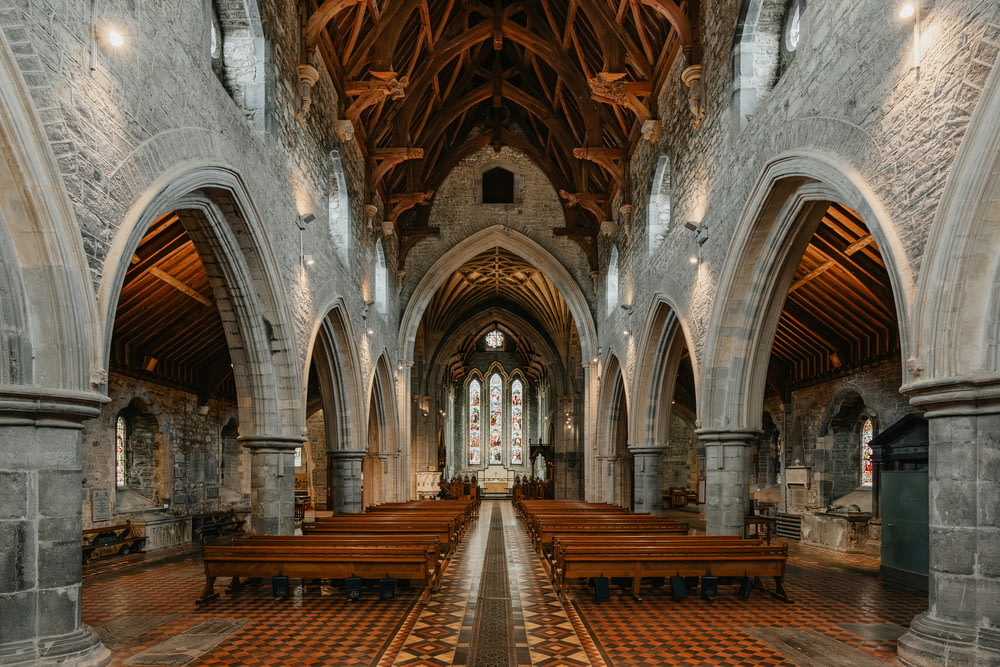 좌석과 체크 무늬 바닥이있는 큰 성당
