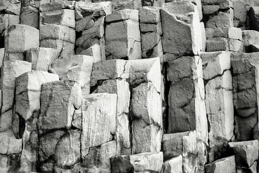 uma foto em preto e branco de grandes rochas