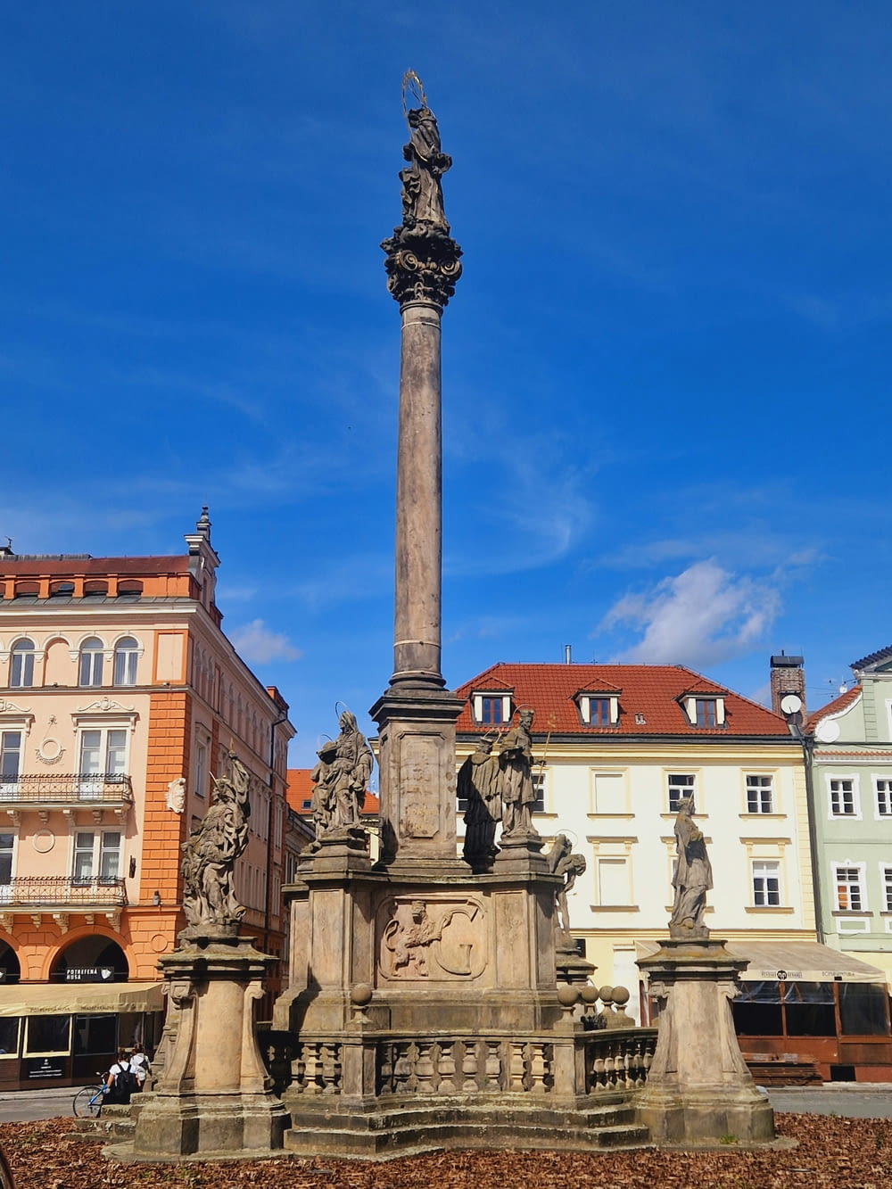a statue in the middle of a city square