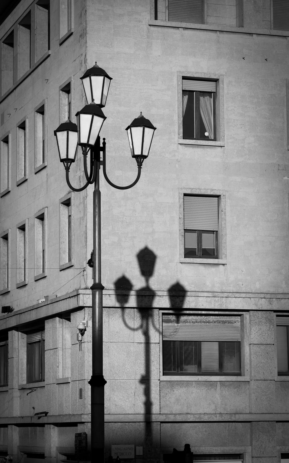 Ein Schwarz-Weiß-Foto einer Straßenlaterne vor einem Gebäude