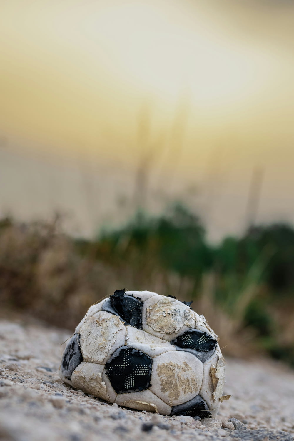 un ballon de football sale posé sur le sol
