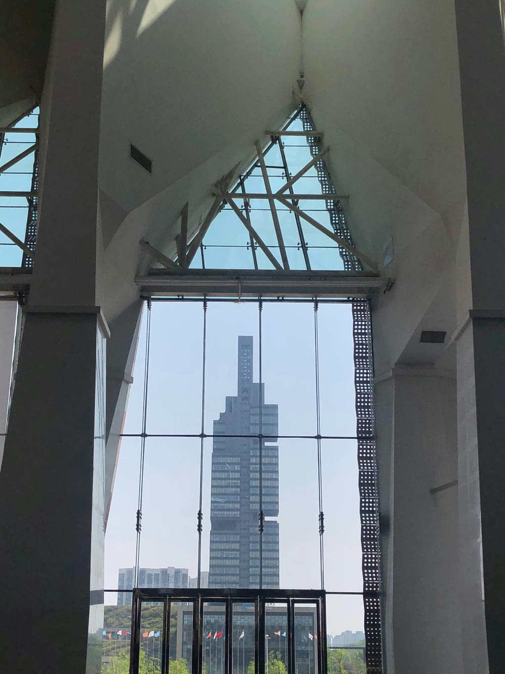 Blick auf ein hohes Gebäude durch ein Fenster