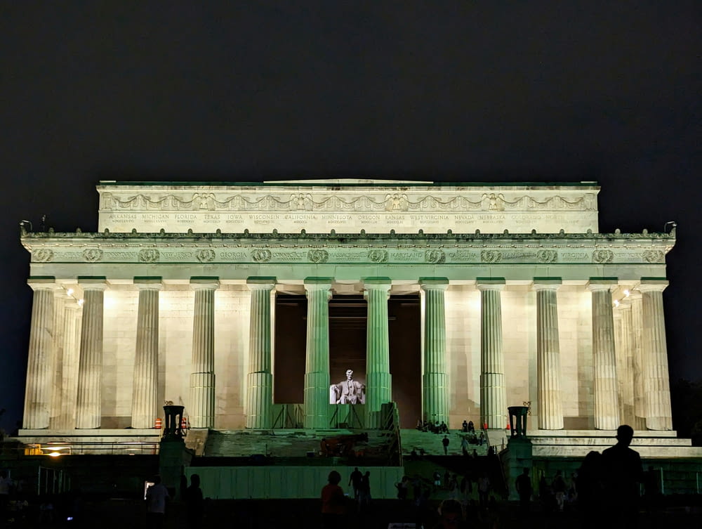 El Monumento a Lincoln se ilumina por la noche